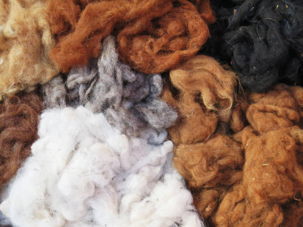 natural dyed wool yarn in the peruvian andes at cuzco - wol stockfoto's en -beelden