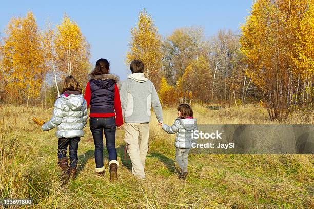 Feliz Familia Caminando En Otoño Parque Foto de stock y más banco de imágenes de Actividad - Actividad, Adulto, Adulto joven