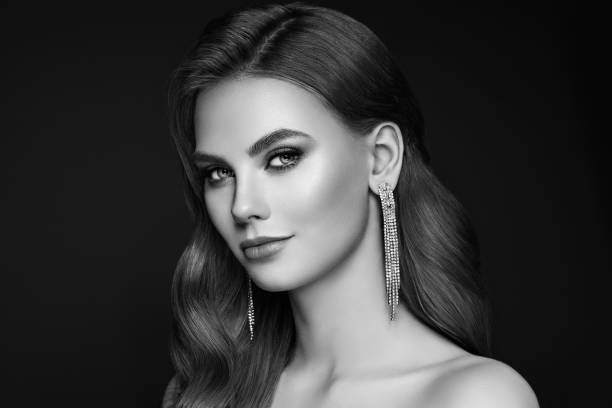 portret pięknej kobiety z biżuterią - jewelry glamour brown hair stage makeup zdjęcia i obrazy z banku zdjęć