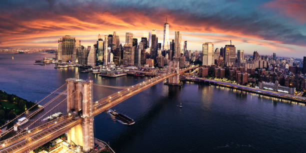 manhattan y la vista del amanecer del puente de brooklyn - centro de manhattan fotografías e imágenes de stock