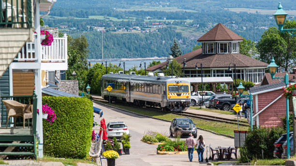 redaktionelles foto des charlevoix-zuges, der an einem sonnigen tag in la malbaie am bahnhof ankommt - lawrence quebec canada north america stock-fotos und bilder