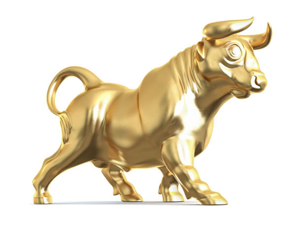 toro dorato isolato sul backgound bianco. - stock market bull bull market bear foto e immagini stock