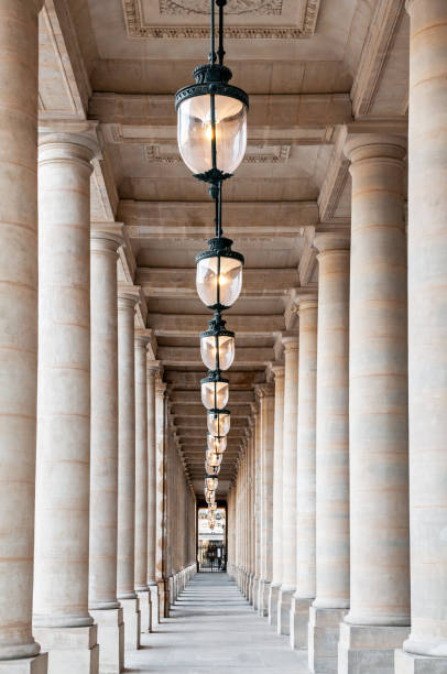 colonnade in palais royal, paris (near colonnes de buren, conseil d 'etat and conseil constitutionnel) - palais royal stock-fotos und bilder