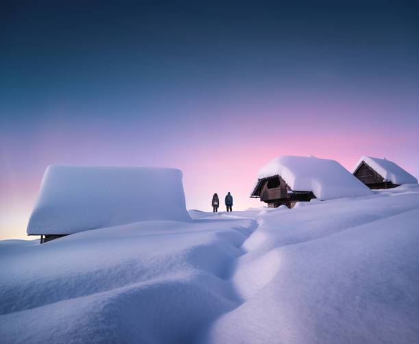 coucher de soleil d’hiverlorable - cabin winter snow hut photos et images de collection