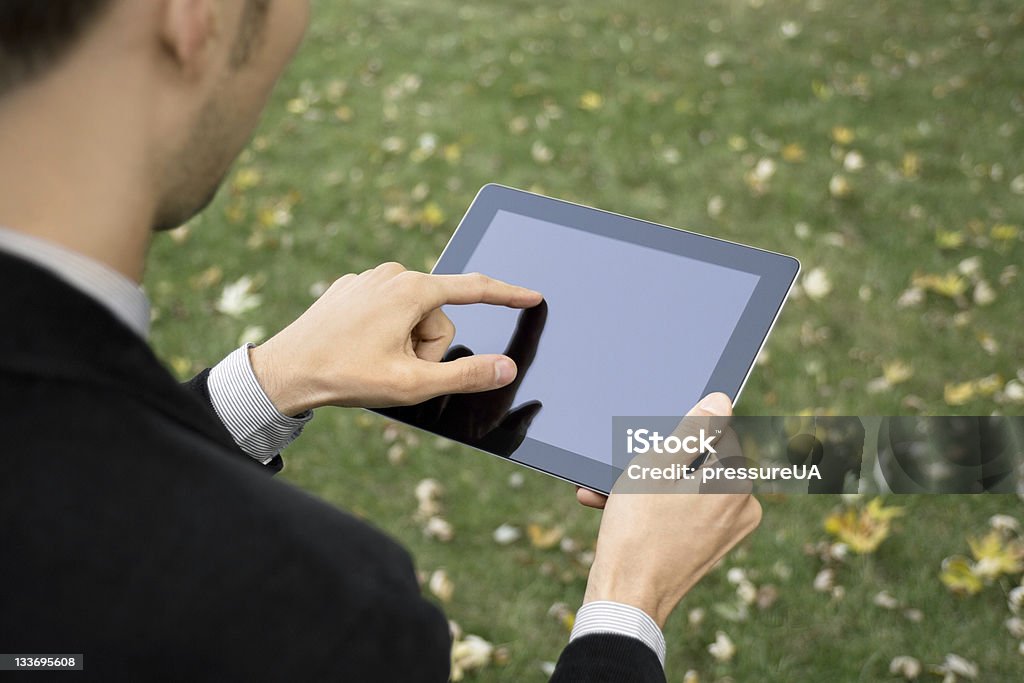 Бизнесмен рабочих с Tablet PC - Стоковые фото Планшетный компьютер роялти-фри