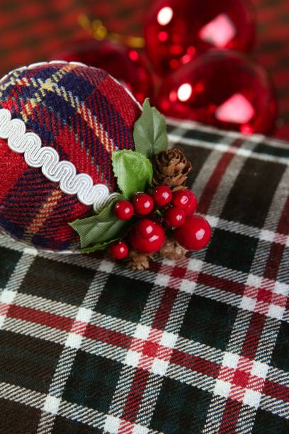 рождественское украшение шар шотландский узор - 7946 стоковые фото и изображения