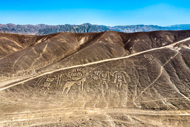 vista aérea de los geoglifos de palpa en perú - prehistoric art fotos fotografías e imágenes de stock