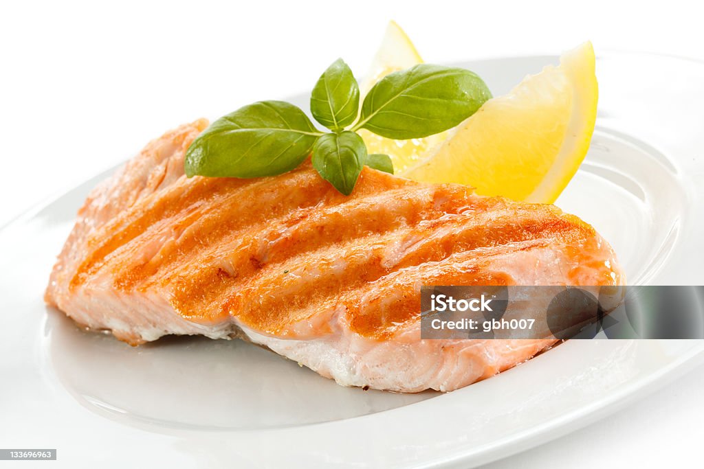 Gegrillter Lachs mit Gemüse - Lizenzfrei Basilikum Stock-Foto