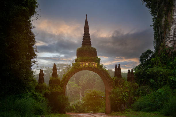 brama świątyni w khao na nai luang dharma park w surat thani w tajlandii. niewidoczny cel podróży do tajlandii. - laos luang phabang thailand religion zdjęcia i obrazy z banku zdjęć