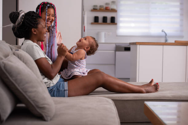 feliz familia amistosa en casa. - 6 11 meses fotografías e imágenes de stock