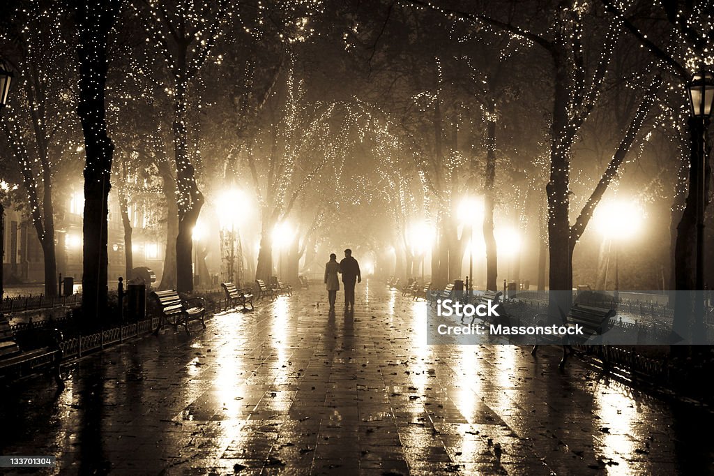 Pareja Caminando En Alley En Luces De Noche Foto de stock y más banco de  imágenes de Noche - Noche, Andar, Parejas - iStock
