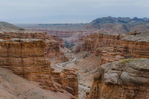 vista cênica do cânion no cazaquistão ao pôr do sol - dramatic sky famous place canyon majestic - fotografias e filmes do acervo