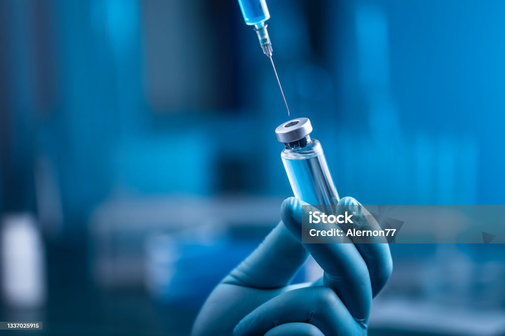 Bàn tay của một nhà khoa học hoặc bác sĩ cầm một chai và ống tiêm thuốc huyết thanh để tiêm - Trả phí Bản quyền Một lần Bàn tay - Bộ phận cơ thể Bức ảnh sẵn có Bàn tay của một nhà khoa học hoặc bác sĩ cầm một chai và ống tiêm thuốc huyết thanh để tiêm - Trả phí Bản quyền Một lần Bàn tay - Bộ phận cơ thể Bức ảnh sẵn có