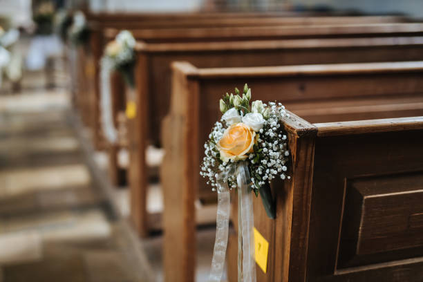 decoração de flores para um casamento na igreja - church wedding - fotografias e filmes do acervo
