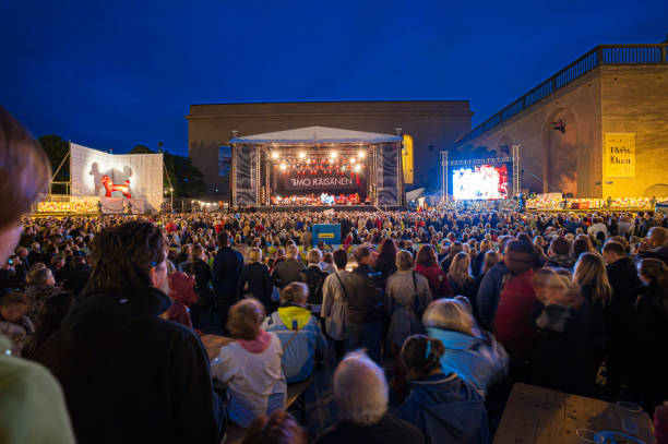 concerto con timo räisänen al götaplatsen... - city cheerful urban scene happiness foto e immagini stock