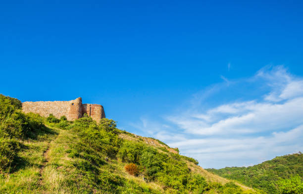 zamek ruin hammershus na bornholmie, dania - hammershus bornholm island denmark island zdjęcia i obrazy z banku zdjęć