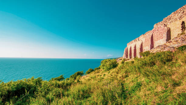 zamek ruin hammershus na bornholmie, dania - hammershus bornholm island denmark island zdjęcia i obrazy z banku zdjęć