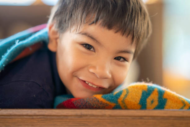 close-up de um menino indígena de quatro anos feliz e sorrindo - cultura tribal da américa do norte - fotografias e filmes do acervo