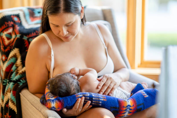 close-up foto de uma linda jovem mãe amamentando seu bebê recém-nascido - native american baby love mother - fotografias e filmes do acervo