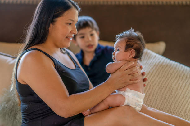 두 명의 원주민 어머니가 자녀와 함께 양질의 시간을 보내고 있습니다. - native american baby love mother 뉴스 사진 이미지