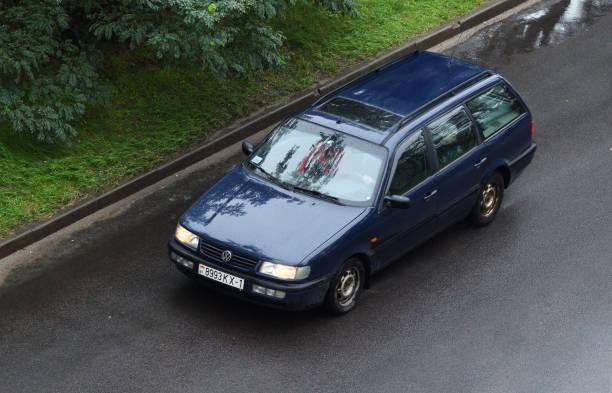 un volkswagen passat b4 azul de la década de 1990 se mueve en la carretera. - b4 fotografías e imágenes de stock