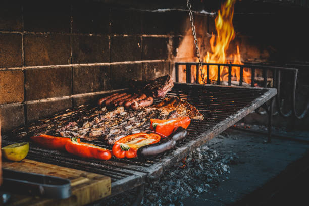 obraz grilla pełnego typowego południowoamerykańskiego mięsa - argentine culture zdjęcia i obrazy z banku zdjęć
