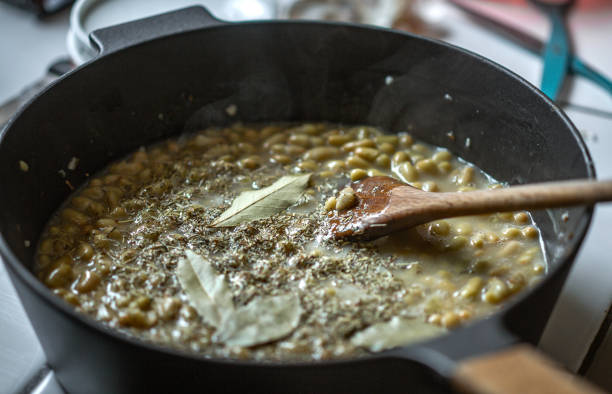 grüne bohnengerichte - flageolet bean stock-fotos und bilder