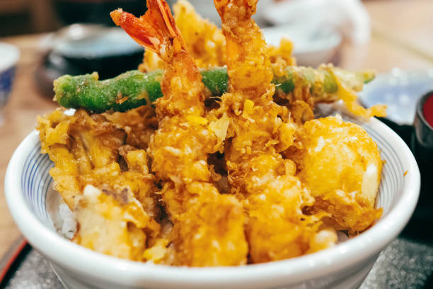 tempura de camarões fritos em tigela de arroz tampada - estilo de comida japonesa - tendon - fotografias e filmes do acervo