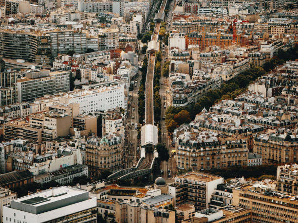 foto aerea di parigi - vista sulla linea 6 della metropolitana che corre sopra il suolo - théâtre du châtelet foto e immagini stock