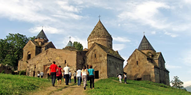 修道院に歩いている人々。 - armenian culture armenia saint monastery ストックフォトと画像