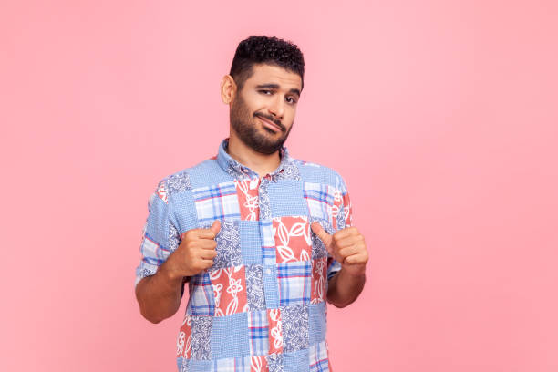 c’est moi! portrait d’un homme égoïste arrogant et égoïste avec une barbe en chemise bleue se pointant vers lui-même, se vantant d’avoir réussi, se sentant fier. - un seul homme photos et images de collection