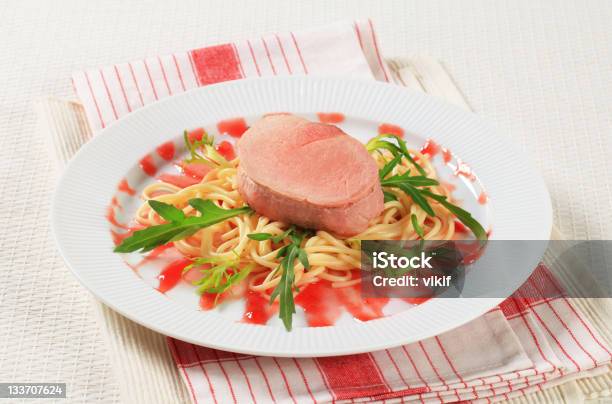 Photo libre de droit de Filet De Porc Avec Spaghetti banque d'images et plus d'images libres de droit de Aliment - Aliment, Aliment préparé en filet, Assiette