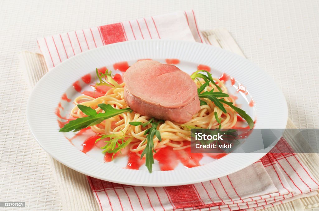 Filé de carne suína com espaguete - Foto de stock de Bife royalty-free