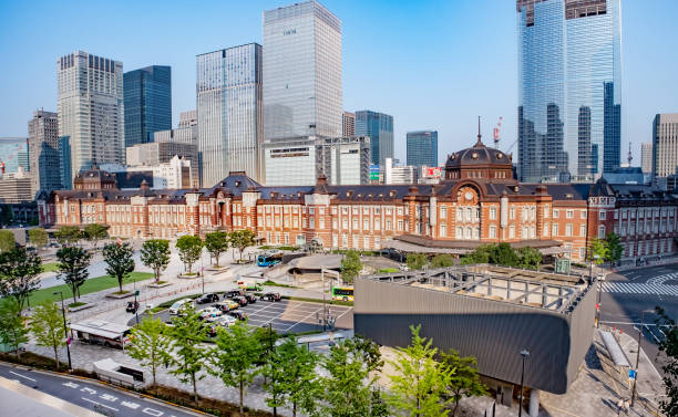 vue de la gare de tokyo et des gratte-ciel d’en haut. - tokyo station railroad station chiyoda ward building exterior photos et images de collection