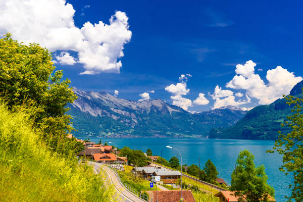 lake brienz, oberried am brienzersee, interlaken-oberhasli, bern - engadine switzerland village church imagens e fotografias de stock