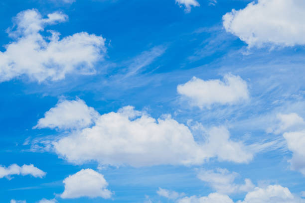夏のふわふわした雲と澄んだ青空の背景 - cleared ストックフォトと画像