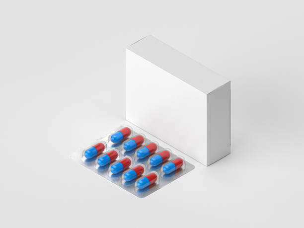 nahaufnahme einer leeren medikamentenbox mit blisterpackung, die auf weiß isoliert ist - antibiotic red medicine healthcare and medicine stock-fotos und bilder