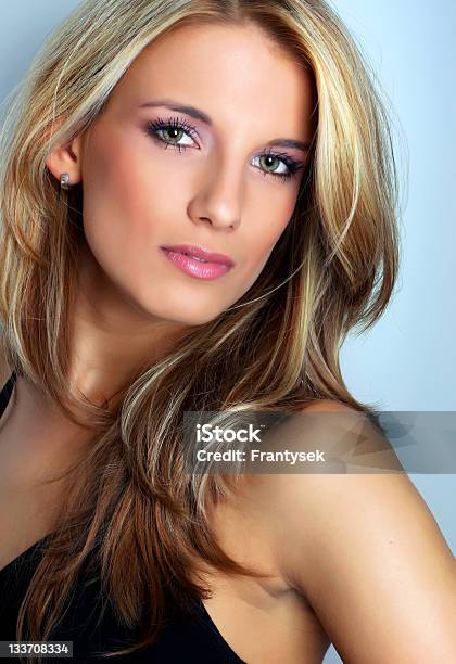 Portret Całkiem Młoda Kobieta - zdjęcia stockowe i więcej obrazów 20-29 lat - 20-29 lat, Blond włosy, Dorosły