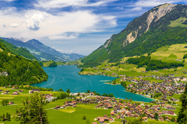 vila perto do lago lungern, lungerersee, obwalden, suíça - interlaken mountain meadow switzerland - fotografias e filmes do acervo