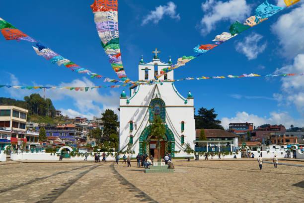 Iglesia De San Juan Chamula Con Turistas Alrededor Concepto De Turismo En  México Foto de stock y más banco de imágenes de San Juan Chamula - iStock