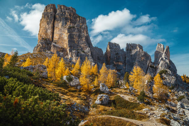 скалы чинкве-торри и осенний пейзаж с красочными личинками, доломитовые альпы - cinque torri стоковые фото и изображения
