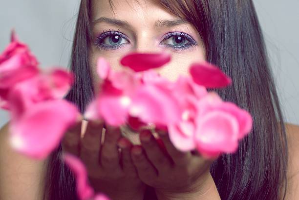 brunette - human hair women horizontal rose petals stock-fotos und bilder