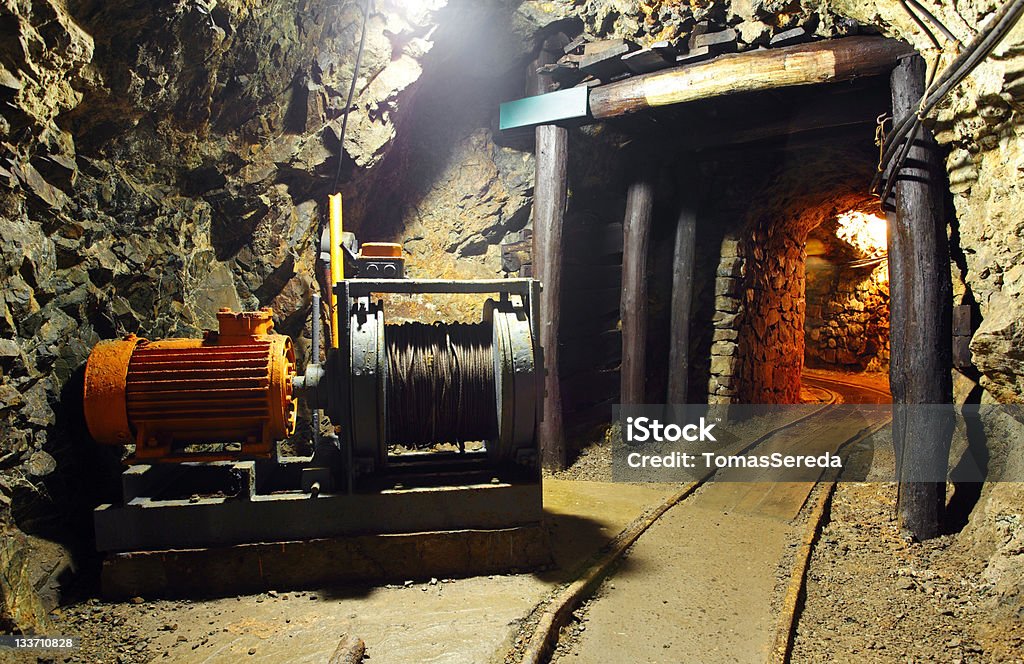 Tunnel con estrazione macchina in oro, argento e Miniera di rame - Foto stock royalty-free di Industria mineraria