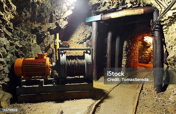 Tunnel Con Estrazione Macchina In Oro Argento E Miniera Di Rame - Fotografie stock e altre immagini di Industria mineraria