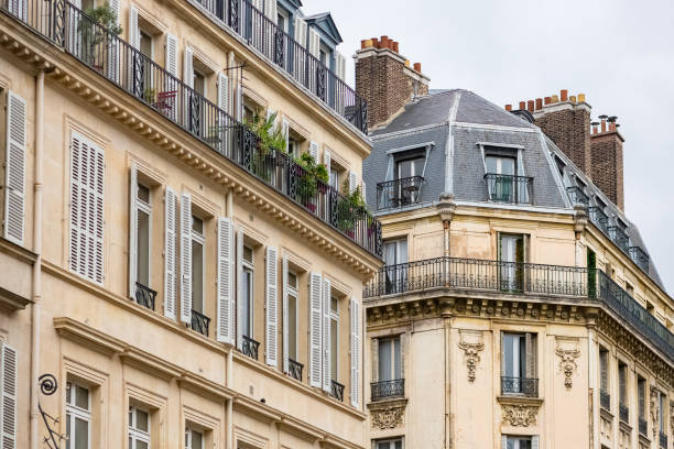 paris, bel immeuble - old ancient architecture apartment photos et images de collection