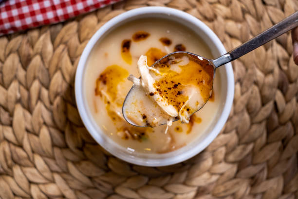 cremige hühnersuppe mit butter - hühnersuppe stock-fotos und bilder