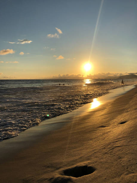 pôr do sol na praia da barra da tijuca, no rio de janeiro, brasil. mar com ondas calmas - villa summer rock sand - fotografias e filmes do acervo