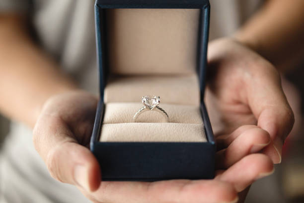 mani che tengono anello di diamanti in scatola di gioielli - engagement foto e immagini stock