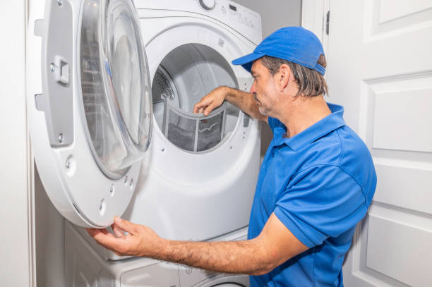 istock Checking the lint trap on a dryer 1337152475