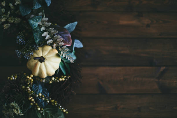 corona del ringraziamento su sfondo in legno rustico scuro con spazio di copia - wreath autumn flower thanksgiving foto e immagini stock